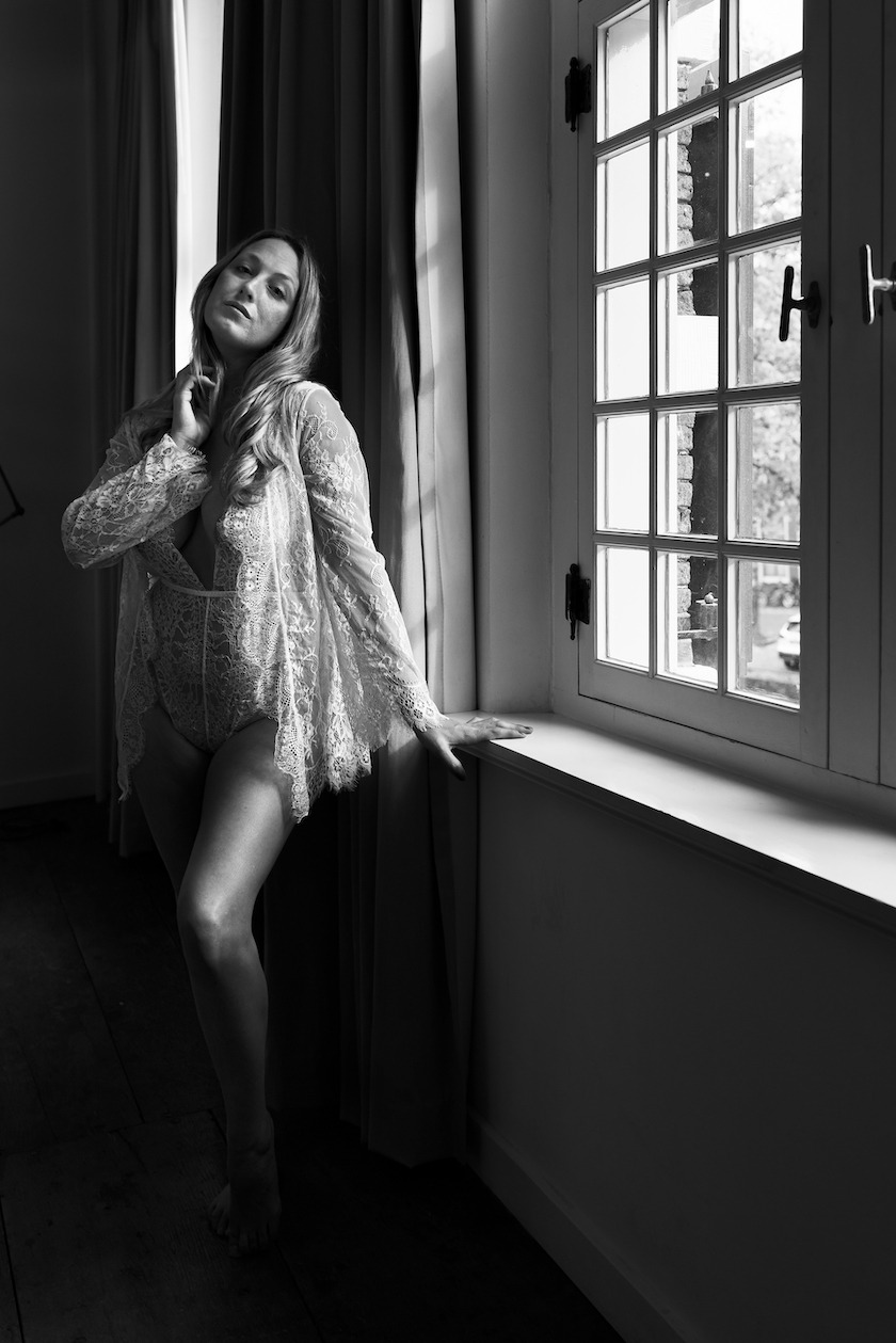 Fotovoorbeeld van een bruidsboudoir fotoshoot op een top locatie Leiden