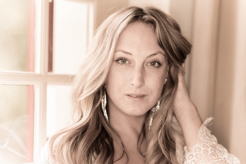 Fotovoorbeeld van een bruidsboudoir fotoshoot op een top locatie Leiden