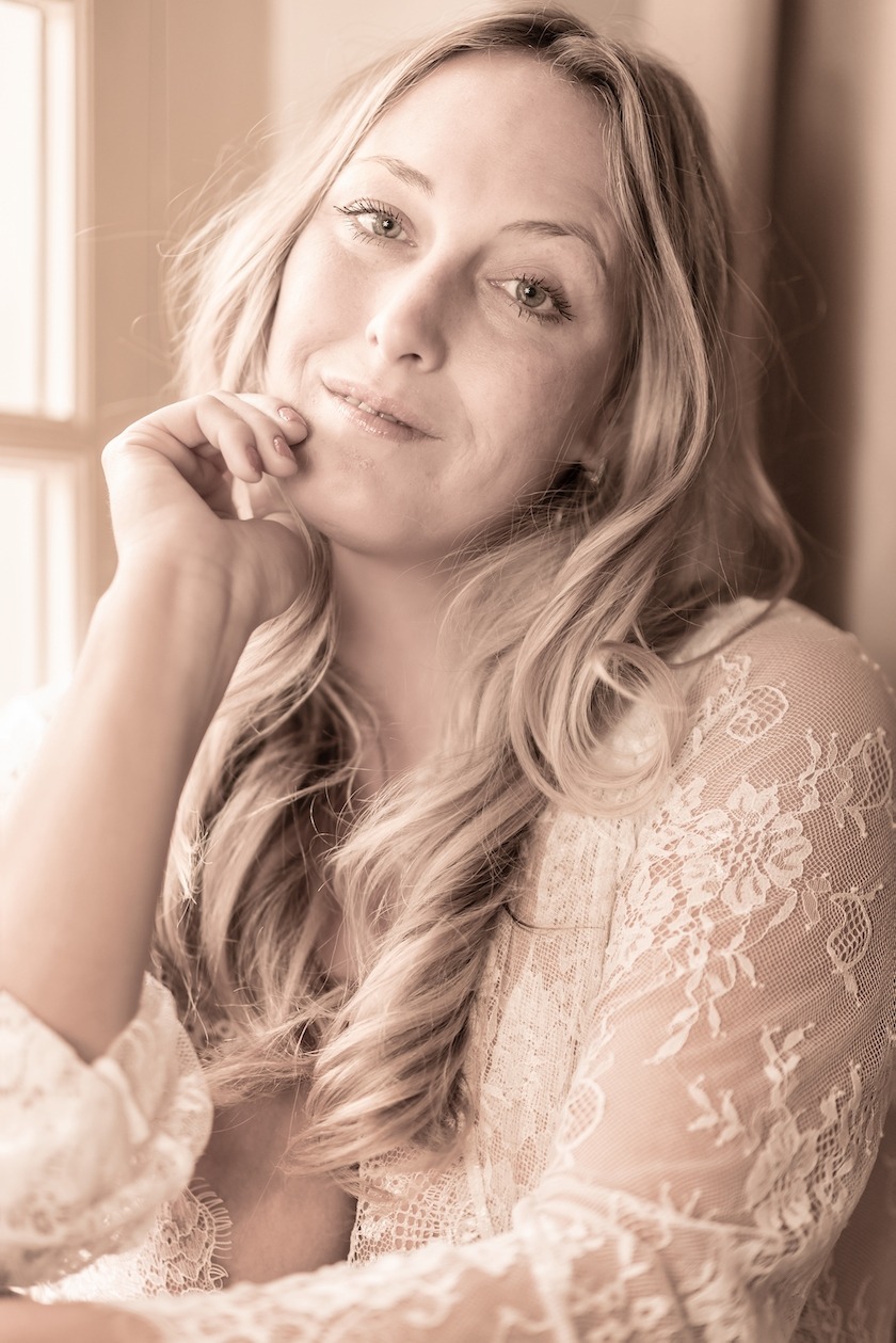 Fotovoorbeeld van een bruidsboudoir fotoshoot op een top locatie Leiden