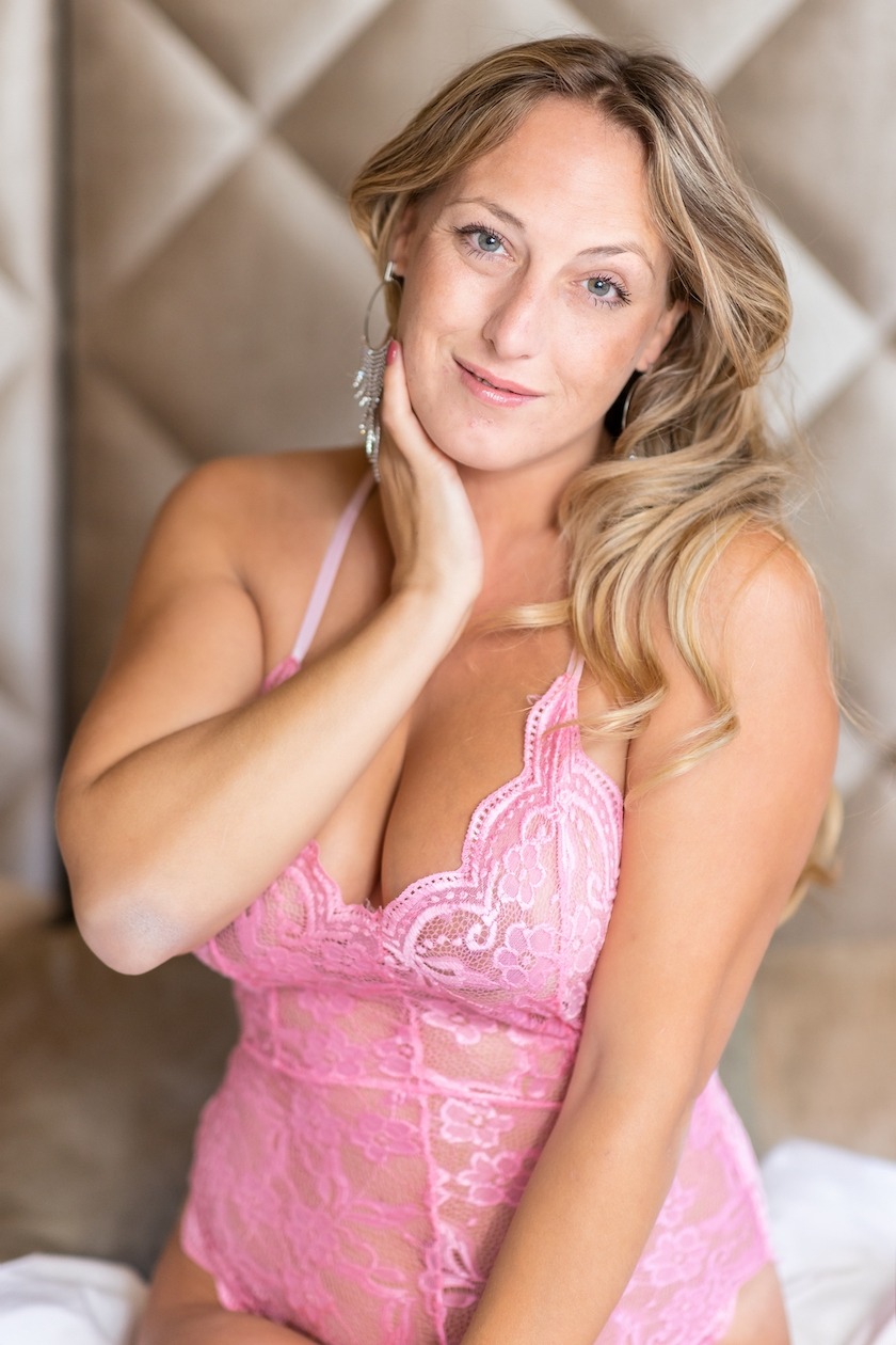 Fotovoorbeeld van een bruidsboudoir fotoshoot op een top locatie Leiden