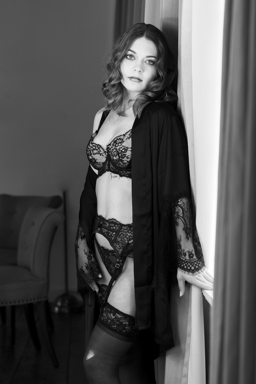 Fotovoorbeeld van een boudoir fotoshoot in een boutique hotel in Leiden