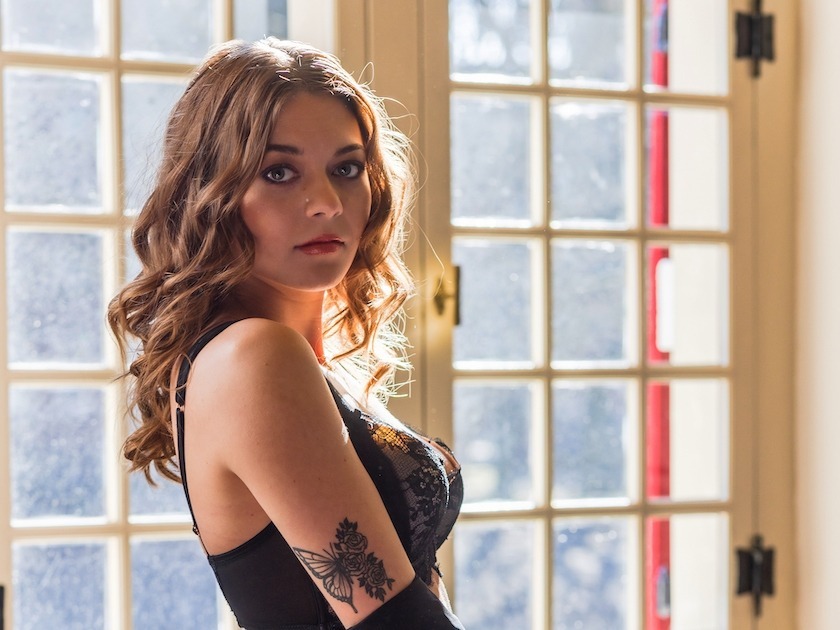 Fotovoorbeeld van een boudoir fotoshoot in een boutique hotel in Leiden