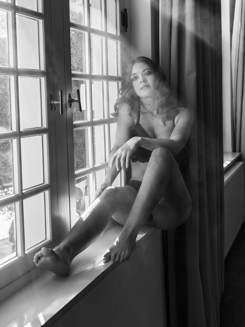 Fotovoorbeeld van een boudoir fotoshoot in een boutique hotel in Leiden