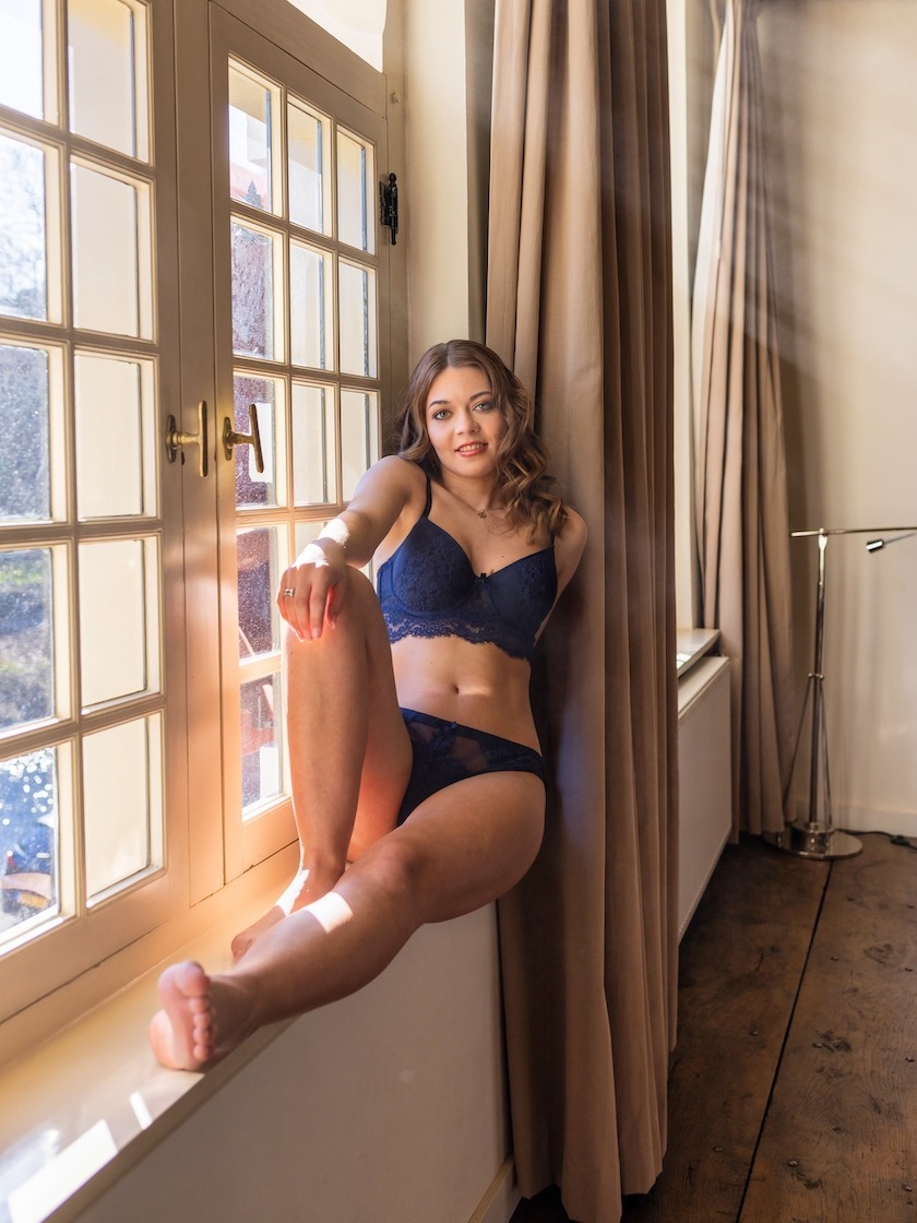 Fotovoorbeeld van een boudoir fotoshoot in een boutique hotel in Leiden