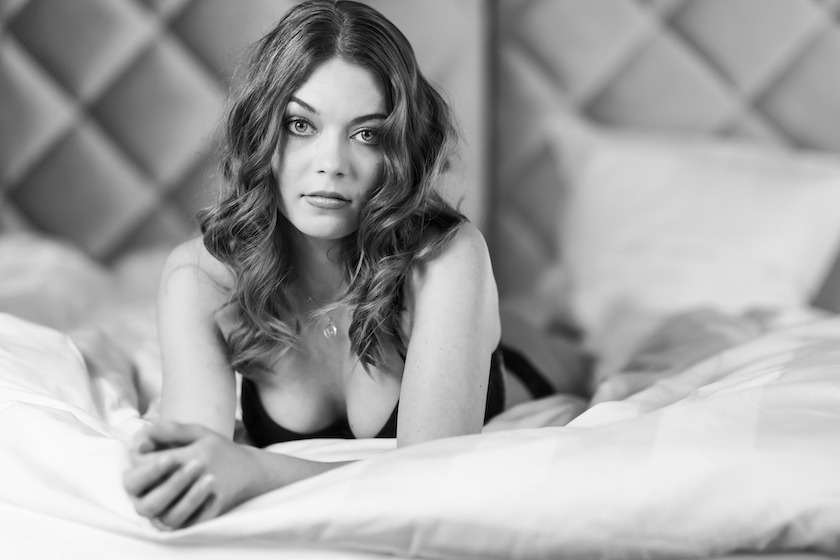 Fotovoorbeeld van een boudoir fotoshoot in een boutique hotel in Leiden