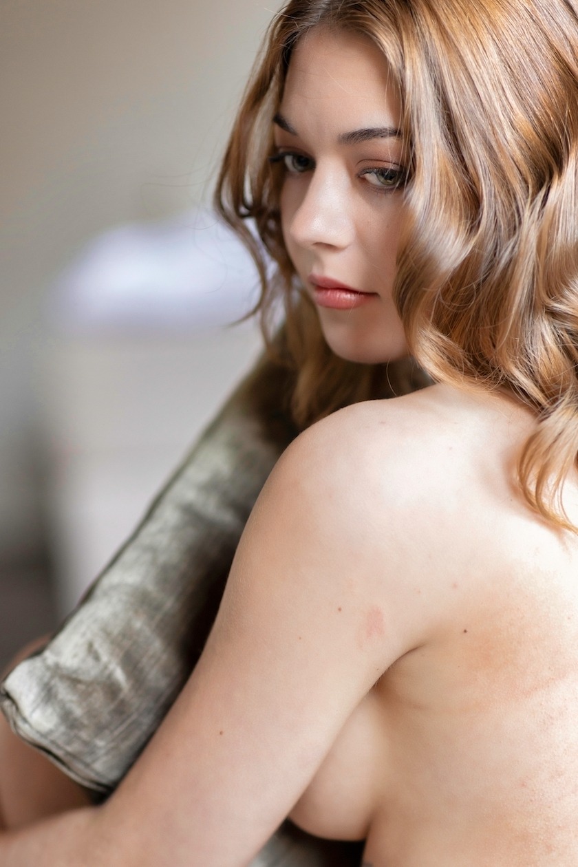 Fotovoorbeeld van een boudoir fotoshoot in een boutique hotel in Leiden