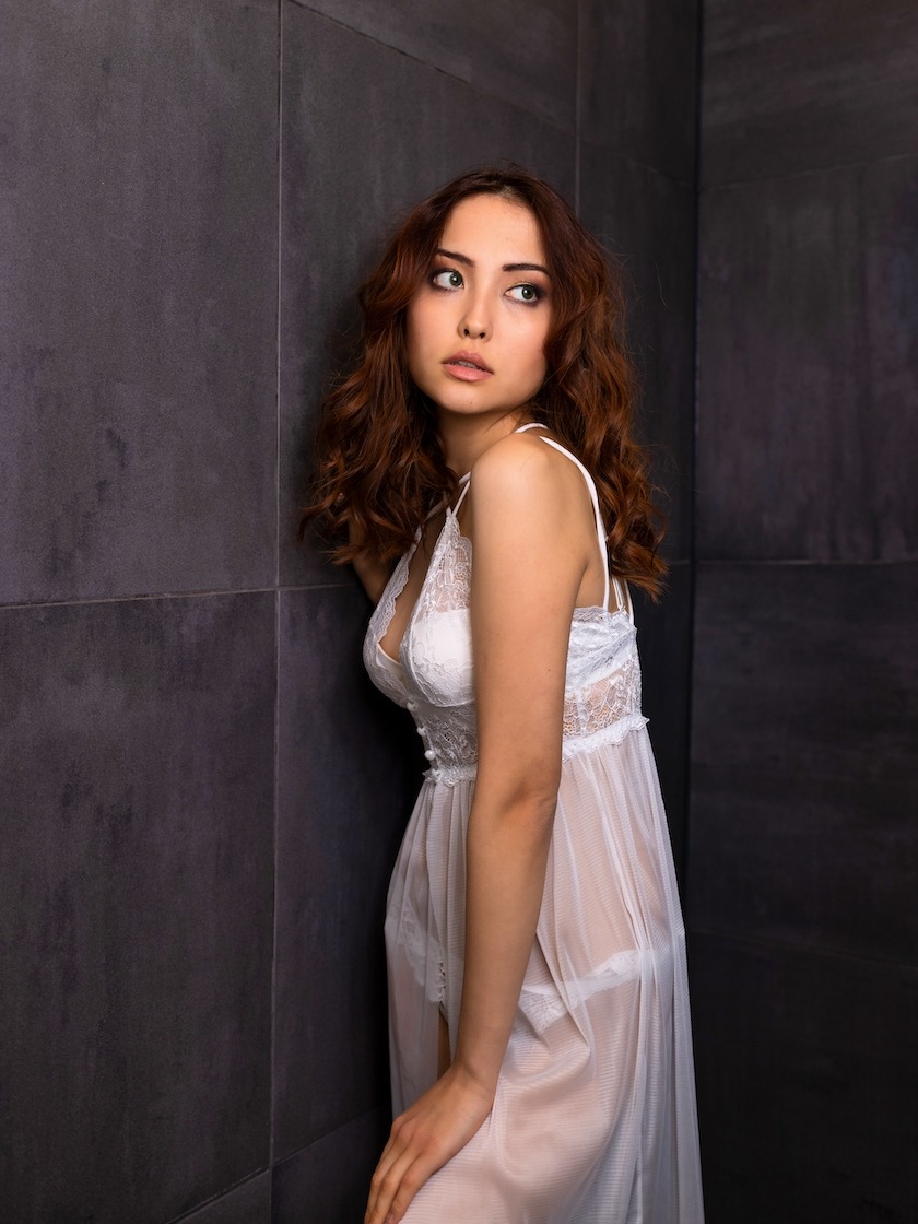 Fotovoorbeeld van een bruidsboudoir fotoshoot in een boutique hotel in Leiden