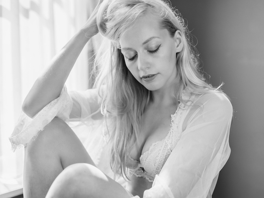 Fotovoorbeeld van een boudoir fotoshoot in een boutique hotel in Leiden