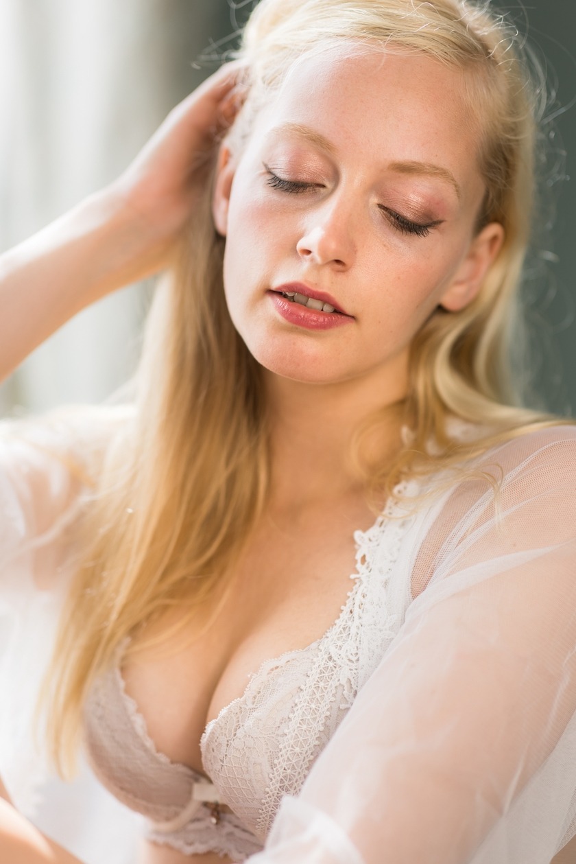 Fotovoorbeeld van een bruidsboudoir fotoshoot in een boutique hotel in Leiden