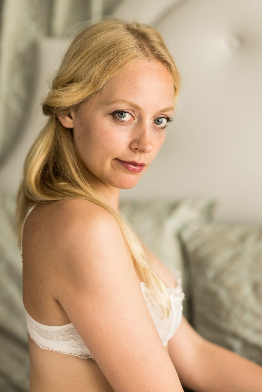 Fotovoorbeeld van een bruidsboudoir fotoshoot in een boutique hotel in Leiden