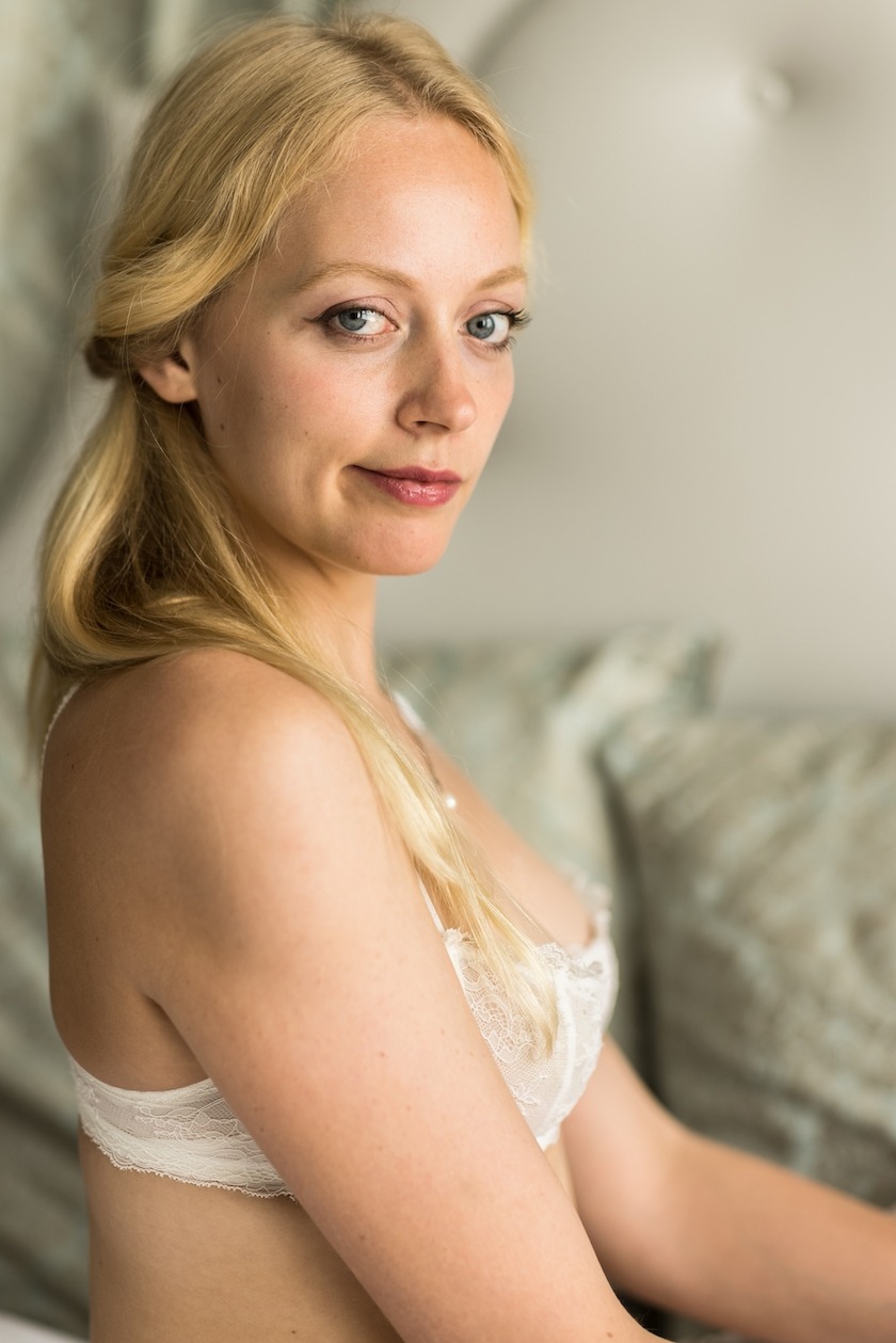 Fotovoorbeeld van een bruidsboudoir fotoshoot in een boutique hotel in Leiden